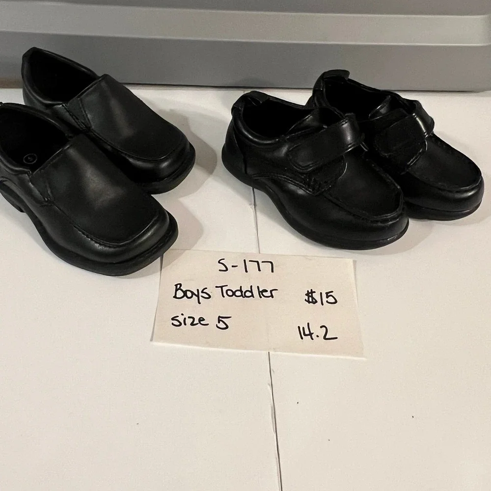 Toddler boy size 5 dress shoes (s-177)